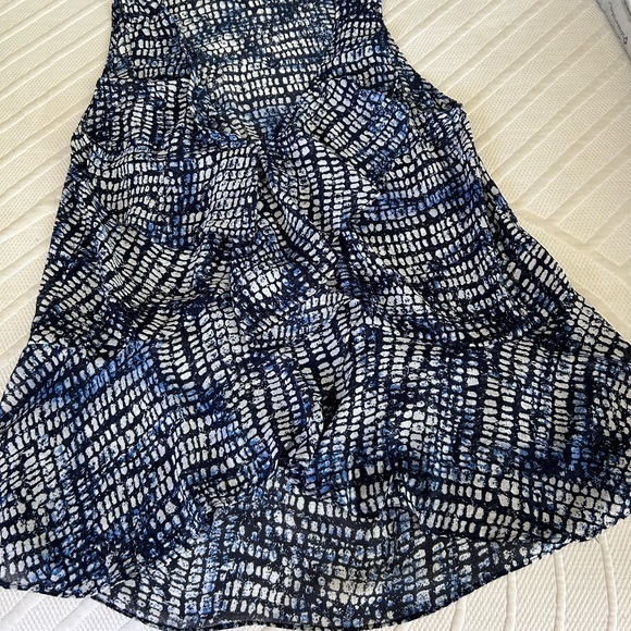 Daisy Fuentes Blue, and White Patterned Sleeveless Top - Picture 6 of 9